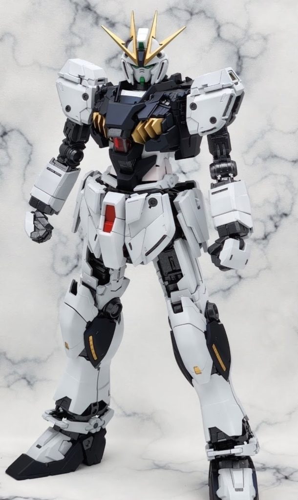 素体はνガンダムをイメージした色にしました。今回はサイコフレームを光沢仕上げにするために、本体はつや消し仕上げです。