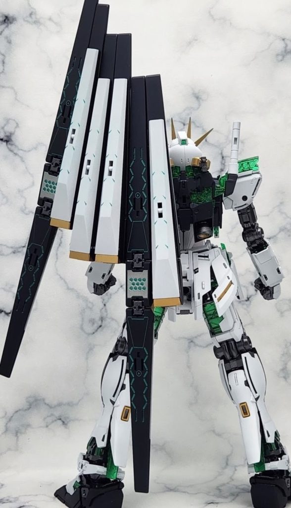 メタリックグリーンでスミ入れしたかったので、SOFTTIPPED MARKERS 水性アクリルマーカーのメタリックグリーンを使用しました。とても発色がよかったので光沢仕上げの際はまた使いたいと思います。