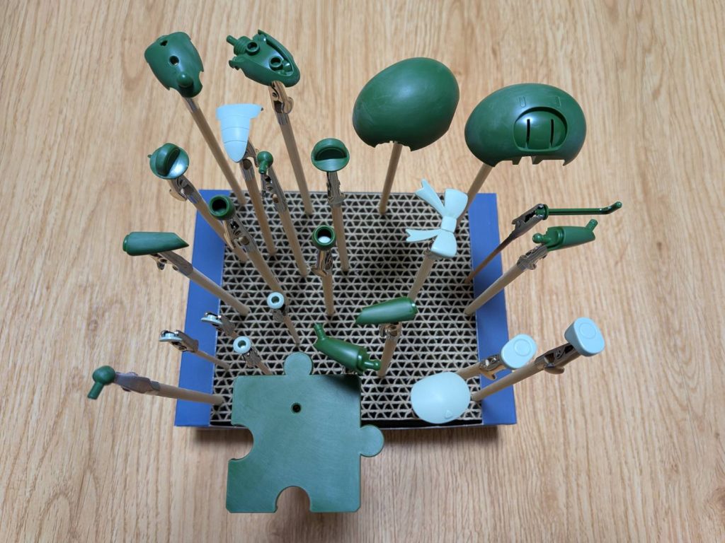 元はグリーンの成型色です。