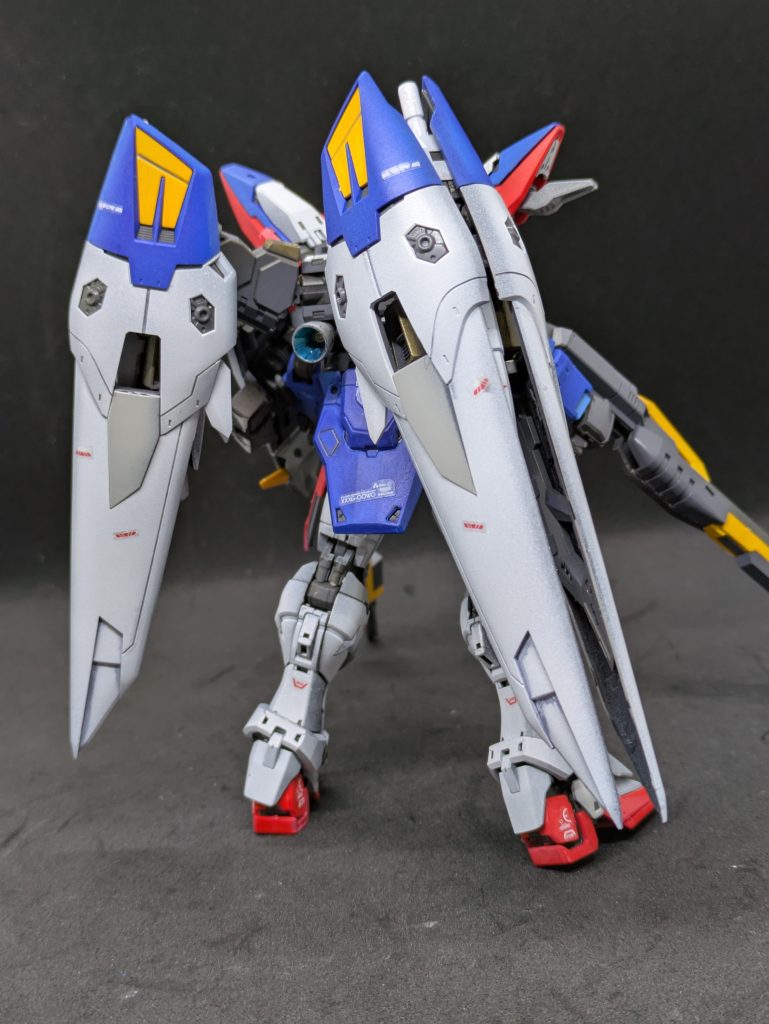 アンダーゲートが多いのもありますが、なんかパーツの合いが悪いというか、どんなに出来が良かろうが、所詮プラなので力の加減でポキっといってしまいそうなので、その辺で戸惑いました。せっかくの好キットをポキっとしたくはないので・・・。とはいえ3箇所くらいポキっとしてしまいました。トホホ。手首のパーツも強固にハマってしまい。外すことができなくなったため、ライフルの合体は諦め、2丁拳銃のままです。