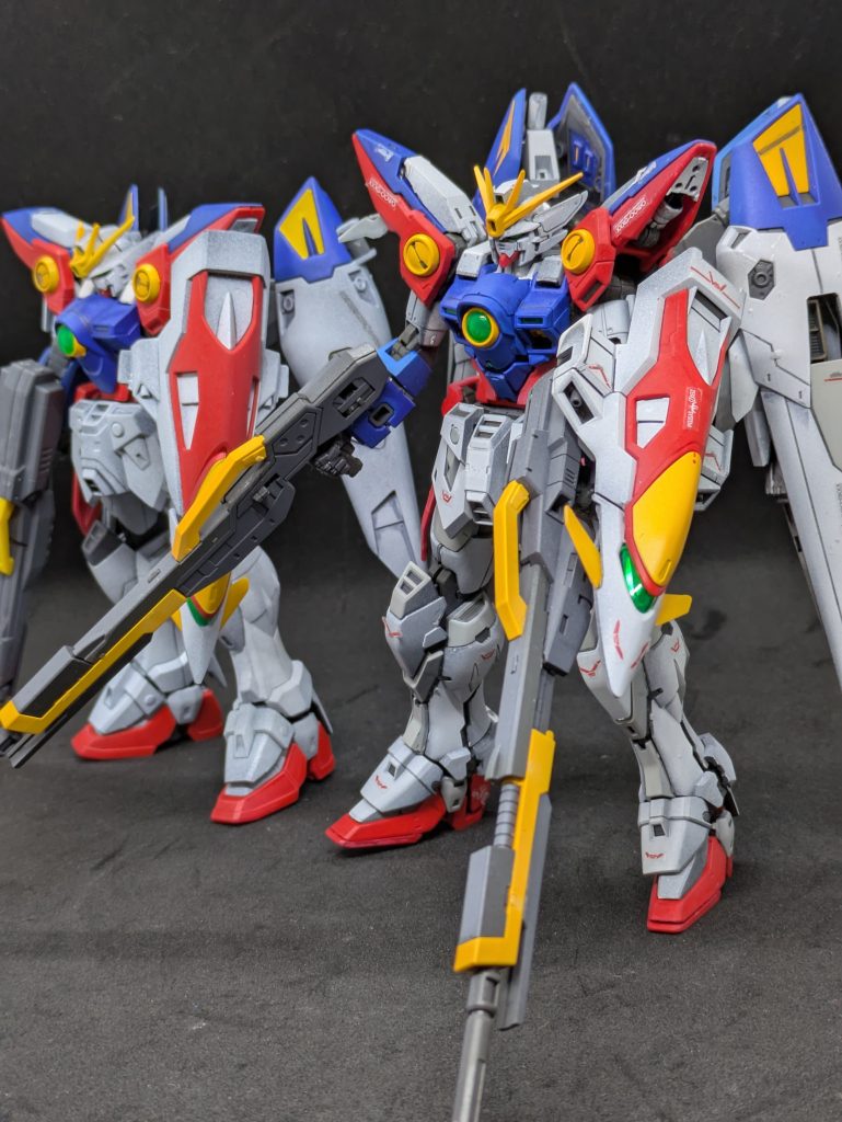 RGとHGを並べました。バインダーとライフルの大きさ（長さ）がかなり違うのが分かるかと思います。塗装について。白：黒サフ（クレオス。以下C）→銀英伝カラーブリュンヒルト（C）赤：ピンクサフ（ガイア。以下G）→フレイムレッド（G）黄：イエローサフ（G）→マンダリンオレンジ（G）青：黒サフ（C）→ベルベットブルー（C）灰：黒サフ（C）→ニュートラルグレーII（G）デカールはキット付属のモノですが、貼りにくい・・・。 