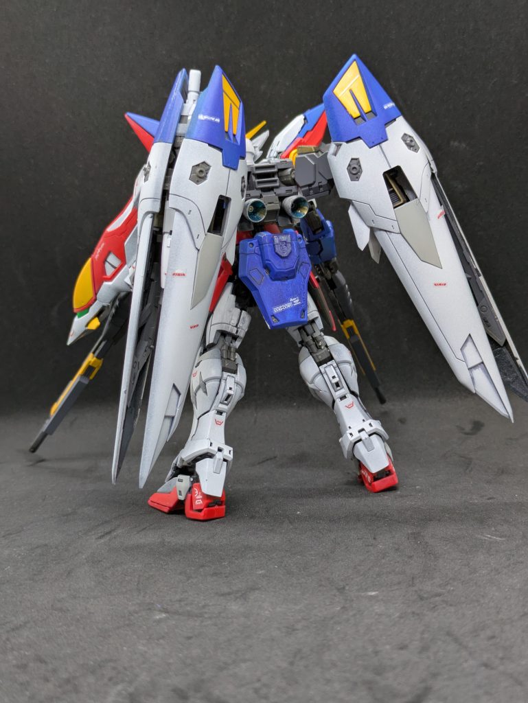 後ほどHGとの比較もやってみますが、このキットの特徴は背中のバインダーがかなり大きくなっています。HGと比べると相当大きくなっています。あとはツインバスターライフルも長くなっています。この辺は好みが分かれるところですかね。私はバインダーの大型化は賛成。ライフルの延長は反対です。見栄えの良さを得た代わりにポーズが取りにくくなったように感じたからです。このバインダーの大型化はRGマスターガンダムへの布石と思っているのですが、どうですかね？w
