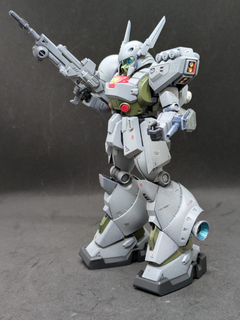 ボーナスパーツというか劇中の軍事パレードシーンで足にクッションらしき(多分道路とかを傷つけないための補助?)カバーがつきます。こういうのは嬉しい配慮。