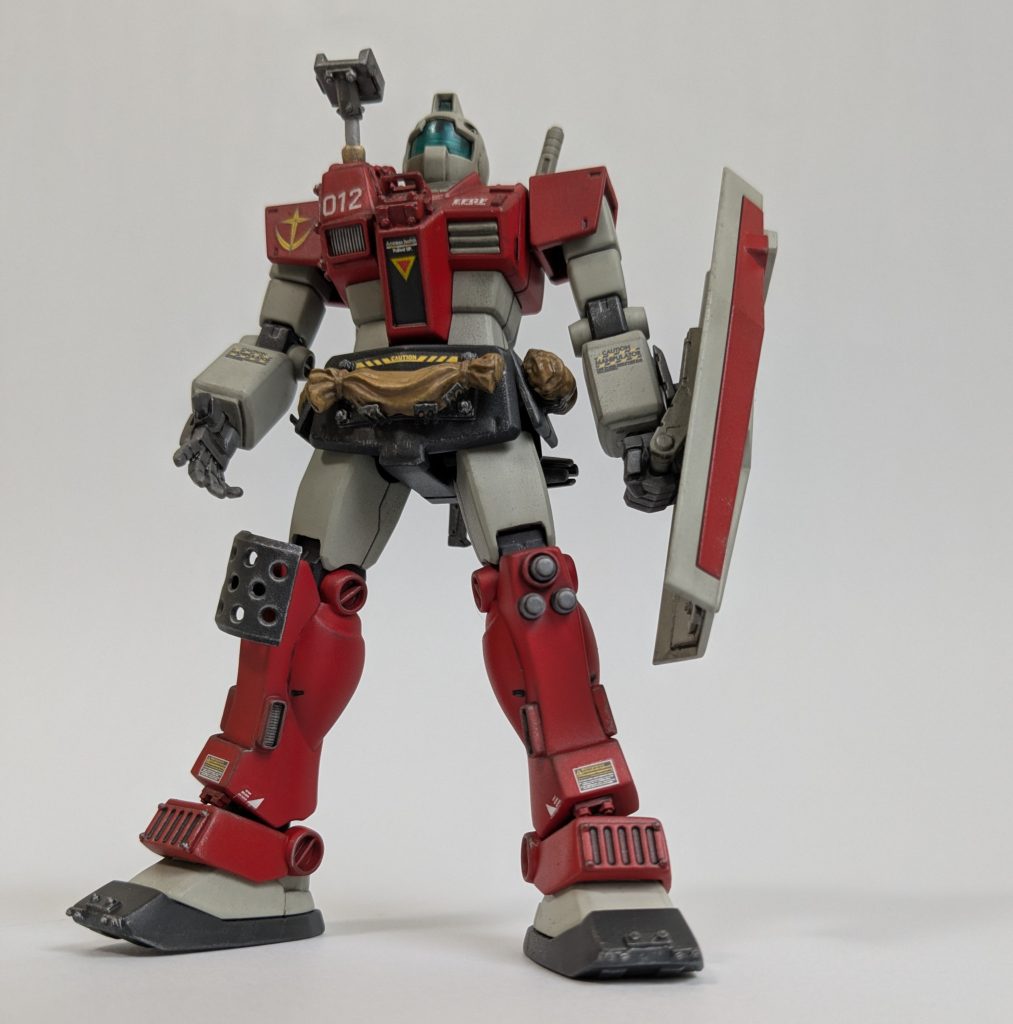 足のスネはプラ板を重ねて成型してます。スネ上は1.5mm、下の方と両端はそこから＋1.0mmのプラ板で太らせています。ここが一番時間が掛かりました。左右の足を同じ形にしないといけないからヤスリがけは大変だなぁ…。アンクルガード、つま先部分も1.6mmプラ板で大きくしてジムキャノンの太い足のイメージに少しでも近づけるように努力しています。制作途中でプラ板貼って加工してるので下まで見てね。