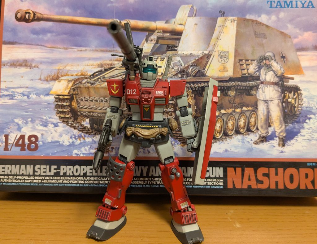 会社の後輩がジムを作ってたので「自分ならこう作るぜ！！」ってジムの制作開始。その時はノープランだったけど…この後ろのプラモは積みプラで作ってはないのですが、このナースホルンにインスピレーションを受けてジムキャノン風ジムにしようと決めました。（ナースホルン＝サイ）サイにしては細いかな……。