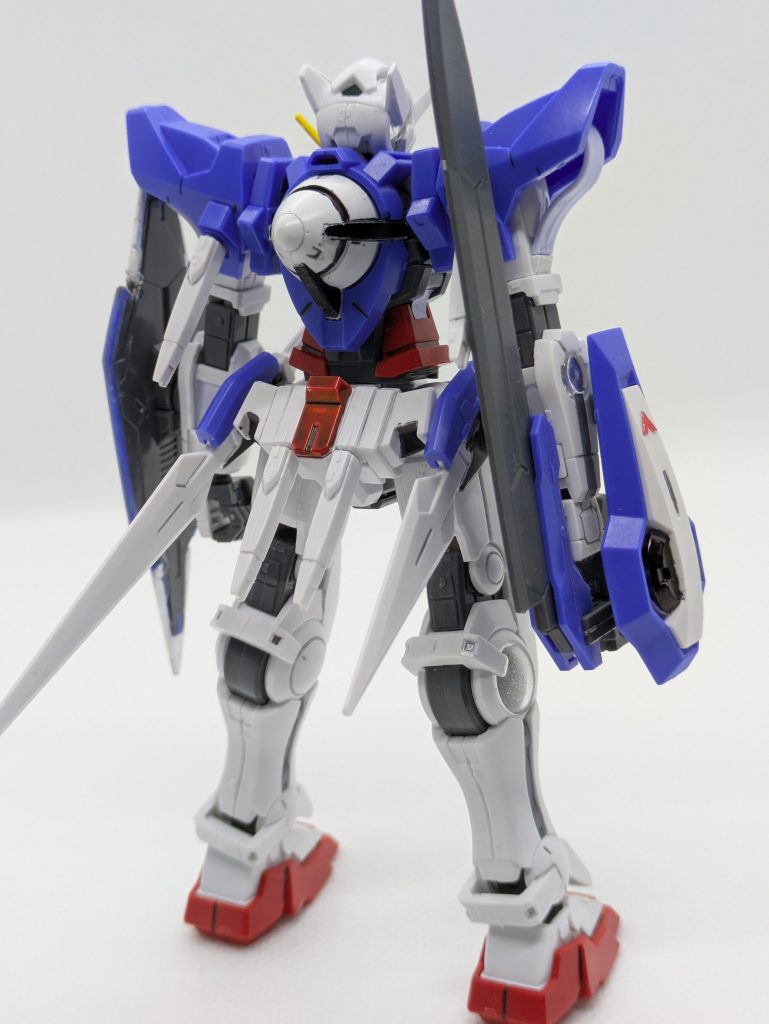 今回はHGガンダムエクシアを組んでみました。必要部分塗装、汎用デカールに加えて3Dメタリックシールをワンポイントで貼っています。
