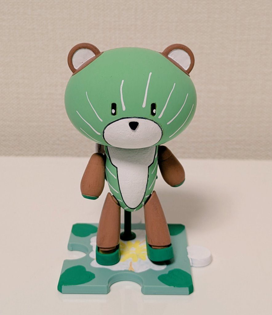 台座つき正面。前2作と比べて、キウイらしさの表現にだいぶ悩みました。最初のいちごが完成したあたりから構想はあったので、どうにか形にできてホッとしています。ただ黄緑だと分かりづらいので白い筋を入れ、種を表すため口と胸〜お腹の白い部分を黒(ここだけ油性マジック)で縁取ってみました。