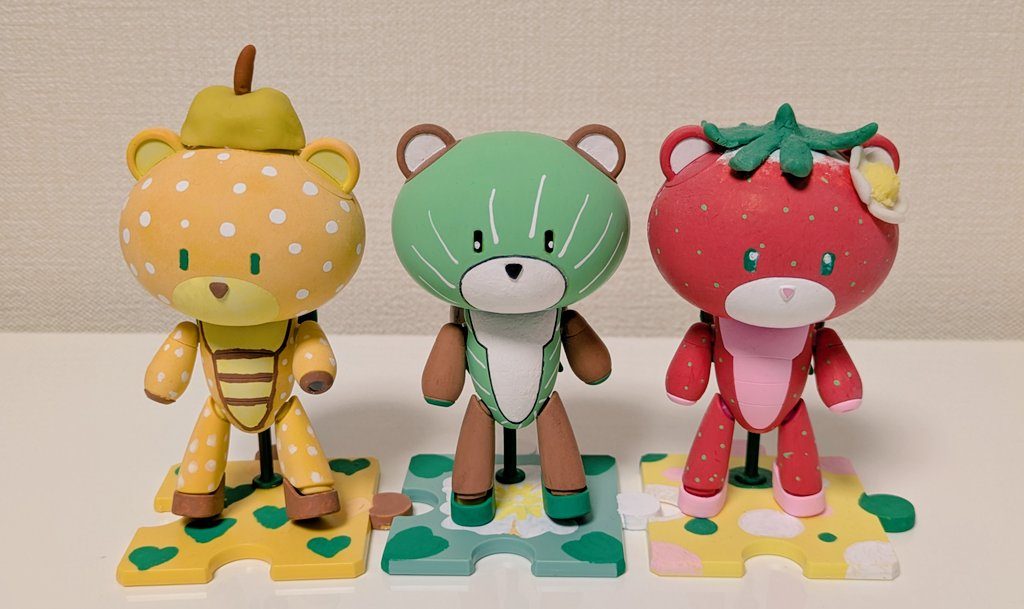 3作比較。やはり瞳のハイライトの位置でだいぶ雰囲気違いますね。あと、いちごと梨はつぶつぶしていましたが今回は模様が筋であることも違いのうち。あと1匹作れば春夏秋冬フルーツが揃うかな…?ご覧くださりありがとうございました。