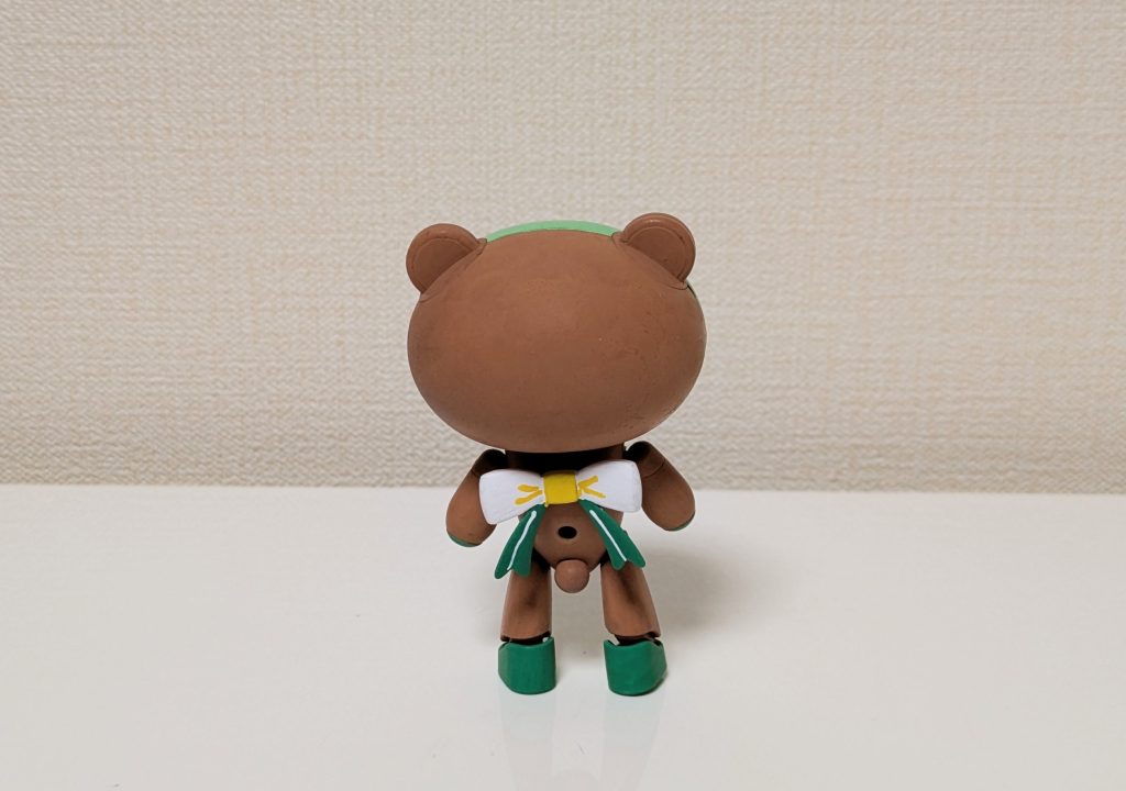 後ろから。前2作は軸や葉を帽子にしてかぶせましたが、キウイは実単体の印象が強いので帽子なしに。その分、リボンで花と葉を表しています。