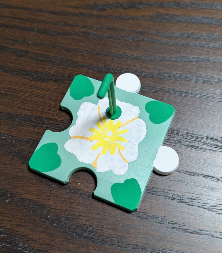 そして台座も花と葉だったり。本体の半分以上が茶色のため、こちらは茶色を抜いています。