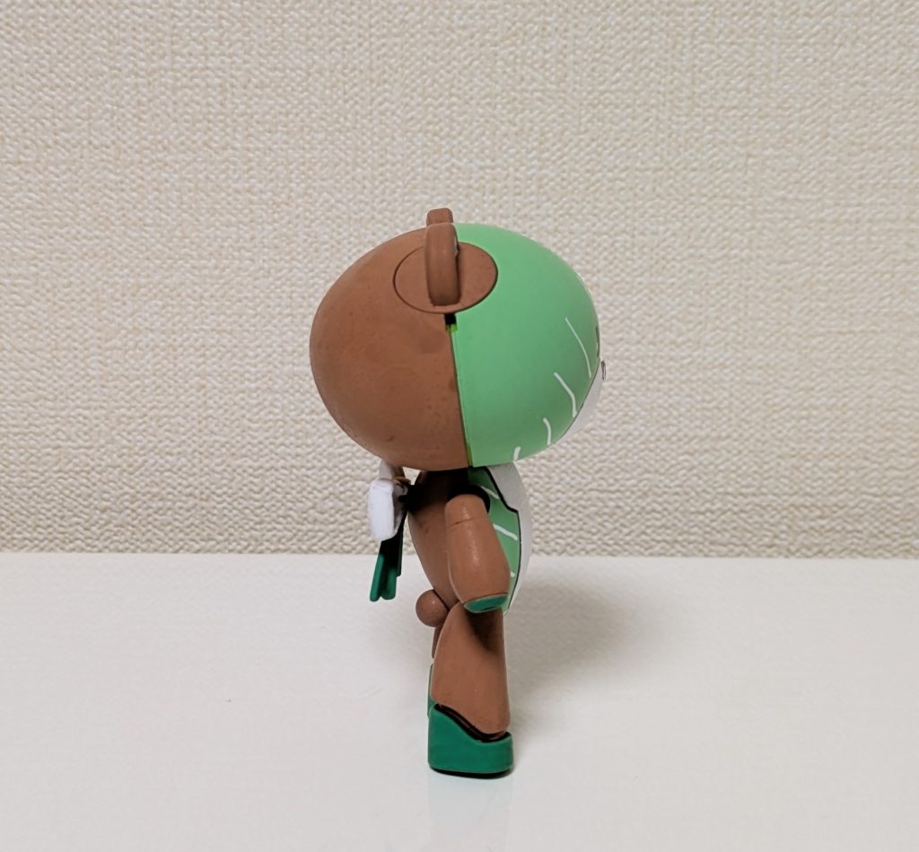 横から。実と皮を表現するため、前と後ろで色を変えてみました。