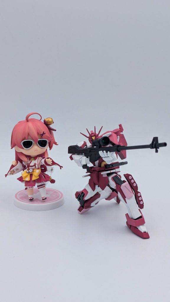 ねんどろいどのさくらみこと一緒に。いつかのお悩み相談をでの赤◯みこが結構好きなので、スナイパーライフルっぽい武器を用意しました。