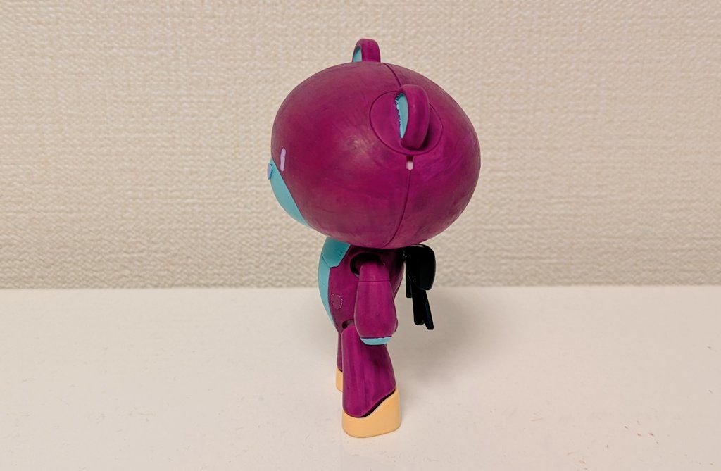 服を着せる前。塗装は全てポスカです。ベースはフューシャ、耳・口・お腹・手はパステルグリーン、足はパステルオレンジ、目・鼻・リボンのアクセントはパステルパープル、リボンはくろです。当初はかぼちゃに寄せて色を使うつもりでしたが、夫に「せっかくハロウィンならゾンビっぽくしたいよね」と言われ、普段なら組み合わせないであろうフューシャとパステルグリーンになりました。