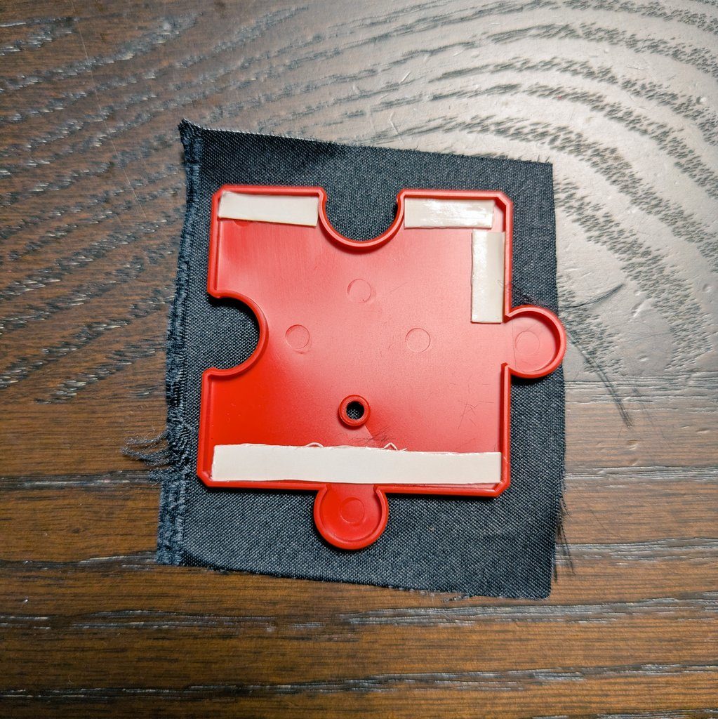 台座は光沢のある布地を貼り付けています。パズル型に貼り付けようとしましたが、布地が薄く、切り口からほつれてうまく行かなかったため、布地を上の写真よりも大きく切って、パズル型を活かしてできるだけ四角くしました。最後までご覧くださりありがとうございます。