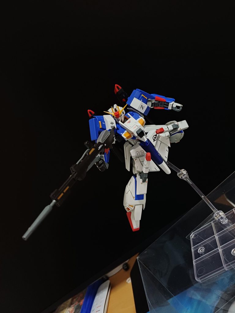 単純なポージングです。プルアーマーの名前を書くが、武装がたった3つだけなので、特にプルアーマーのコンセプトを誇るモーションがなくて残念です。