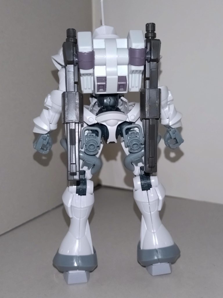 八尾の自宅に戻るや否や、購入したバラ売りパーツと、自宅に置いていたジャンクパーツとを組み合わせ、ジークアクス版ギャンキャノンを完成させたのである。友希那によると、機体番号がエゥーゴ仕様になっているのは個人的な趣味とのことで、MSZ-001はゲルググ系列だという。なお、モノアイがほとんど黒いのは意図的なもので「隠密性を重視した」ことによる。