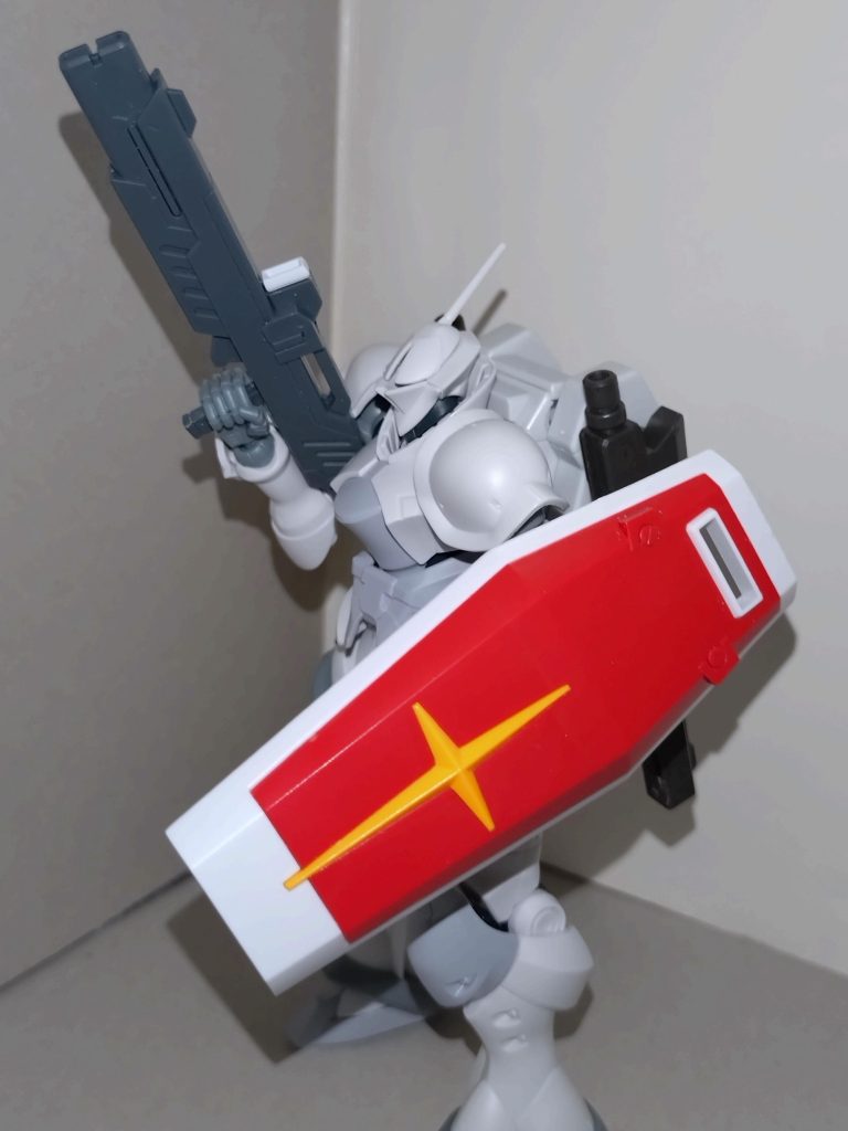 主役機を差し置いて、いきなりギャンという選択肢になりましたが、なんばの例の場所でバラ売りされていたジークアクス版ギャンを見つけ、せめて本体だけでも揃えようということになり、制作に踏み切った次第です。基本はジークアクス版ギャンですが、バックパックはシュバルゼッテと鉄血系武装に、30MMのジョイントを組み合わせたものビームライフルはブラックナイトスコードカルラシールドはオリジン版RX-78-2よりという組み合わせになりました。モノアイはシャアピンクで塗りましたが、まるで光らずじまいでしたね(ぉ