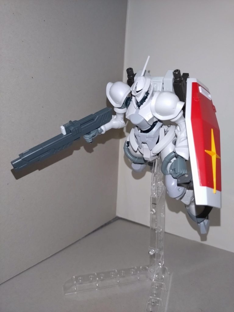 ビームライフル対ビームシールドビームライフルは異世界「コズミック・イラ」のシロモノと酷似し、また、シールドはかつてRX-78-2などが使用していたものと同じ。ビームライフルを持たせたのは、ビルドファイターズシリーズに登場するサザキ姉弟への敬意から。