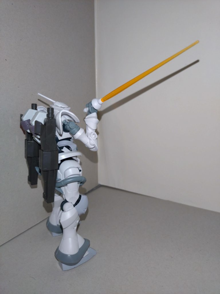 ハンドパーツの手甲部分は、はずれやすいという声が多々聞かれたため指側を接着。これによりハンドパーツの分解を必要とする武器を持たせることはできなくなりましたが、サーベルを持たせるときには、グリップ部分を引っこ抜き、ハンドパーツに通して組み直す体裁にしています。なおハクジは最終的にモビルアーマーに化けました。