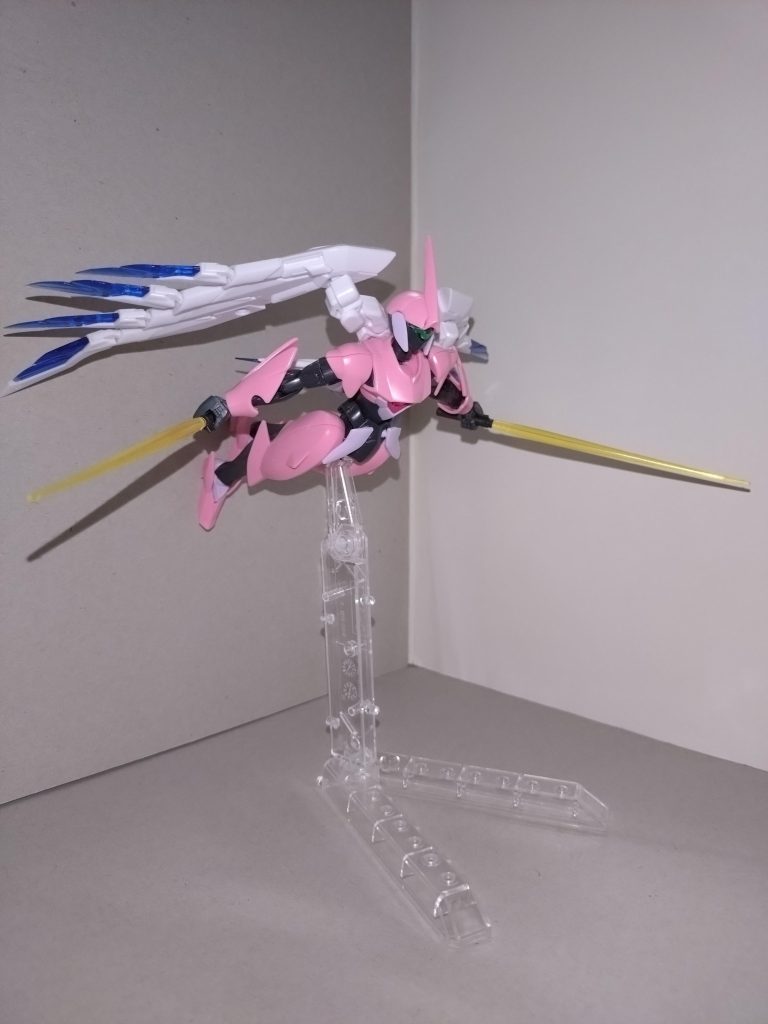 イヴ「本来、もっと低空を飛ぶはずですが、スタンドの高さが固定なので、どうしても高く飛んで見えてしまいます」