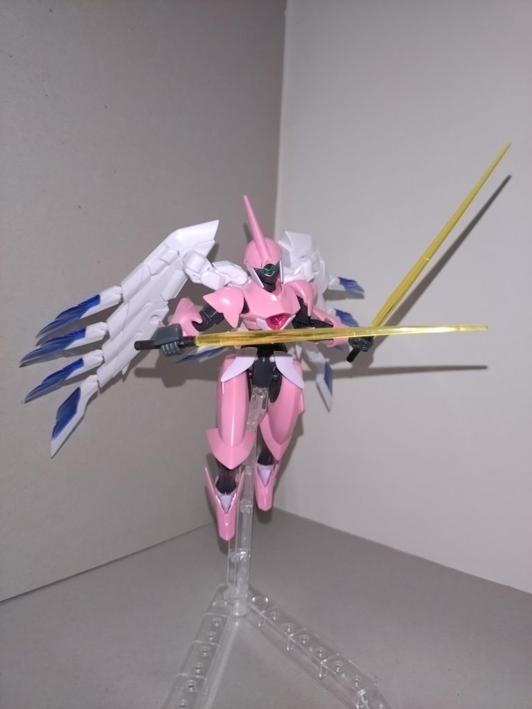 ファルシア自体には前回から特に手を加えた箇所はありません。ウイングバインダーは同ネタ多数と思われますが、ブキヤのMSGウイングエッジです。そのままだと重心が上がりすぎるので、接続位置を変えました。 ファルシアにはパット見ではクノイチのイメージがしましたので、印を結んだハンドパーツがもしあったら、と思っていましたが、ガンプラにはほぼなかったので残念です。さて次回は···「こんなハクジは『ここからいなくなれぇ!!』」。