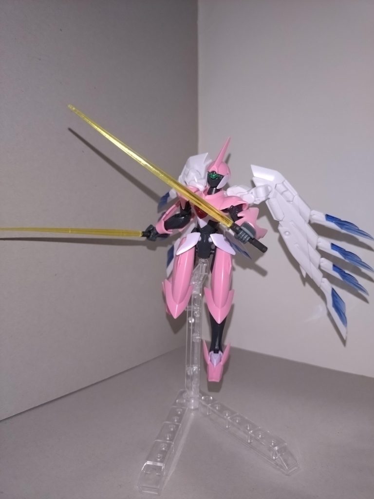 高速で飛行しながら、相手を何度も斬りつける「忍法　白鴉(はくあ)の舞」は、これまで何体ものガンプラの戦意を喪失させてきた。