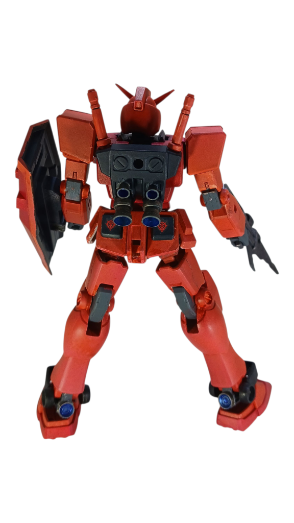 背面にはザクが3倍のスピードで動くのならば単純にバーニアを3倍に増設するという中2発想w  高機動による一撃離脱戦法という脳内設定です。※バーニア外側は焼鉄色で塗装、内部は青焼け表現にて塗り分けを行いました。