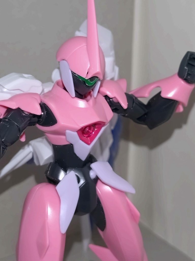 胸部拡散ビーム砲元のファルシアから引き継いだものだが、ゼロ距離で使うと、フェムテク装甲を持つ機体にすら、多大なダメージを与えられる。自機は反動で後退するものの、たまに自らもダメージを受ける諸刃の剣。そのため、自機の体力に余裕があるとき、かつタッグを組む丸山 彩(使用ガンプラはアストレイブルーフレームセカンド)の許可なくしては使われない。 〜弦巻財閥の月例レポートより〜