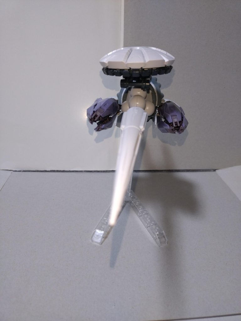 【概要】RMA-150　メガハクジハローハッピーワールドのドラムス担当・松原花音が、シレーヌ・ドゥ・デセールに続いて制作した。前作はルブリスソーンをベースにジオンの砂漠戦用MSの要素を組み込んでつくられたが、今回はジークアクス版ギャンからの流用で、設定上、世界線も宇宙世紀である。その先鋭的極まる外見は、ダツ(サメの一種)を思わせる。