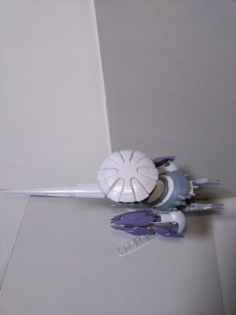 【その設定】ティターンズが開発した攻撃用量産型MA。製造総数は44機。旧ジオンのMAであるMA-05 ビグロの設計思想を踏襲したが、こちらでは大気圏内での使用も考慮された。メインカメラは機体の球状パーツのうち、上面後方部にあるが、秘匿性を重視したからかモノアイ方式になっていない。本機に搭乗したパイロットにはブラン・ブルターク、シグマン・シェイド(のちα特務部隊所属)などの名が確認されているが、多くはシャア・アズナブルらエゥーゴのエースにことごとく撃墜されており、グリプス戦役終結時の残存機体は5機。全長24.3m、全備重量99.8t。