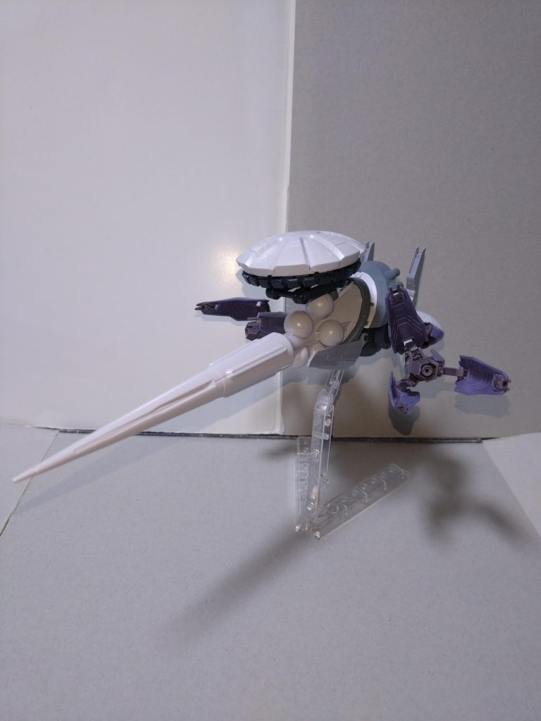 【武装】メガ粒子砲(機体後部)旧ジオンのMAや水陸両用MSにおける標準的な装備。複合ビームランス(機首部)ビームピック3基と実体式ランスの複合兵装で、「突く」動作だけでなく、機体そのものを高速で回転させての「斬る」動作にも対応する。花音「メガ粒子砲は、ミカエリスの両腕をビームブレイサーに揃えた上で使用しました。砲身部分が落ちやすいのが玉にキズです」