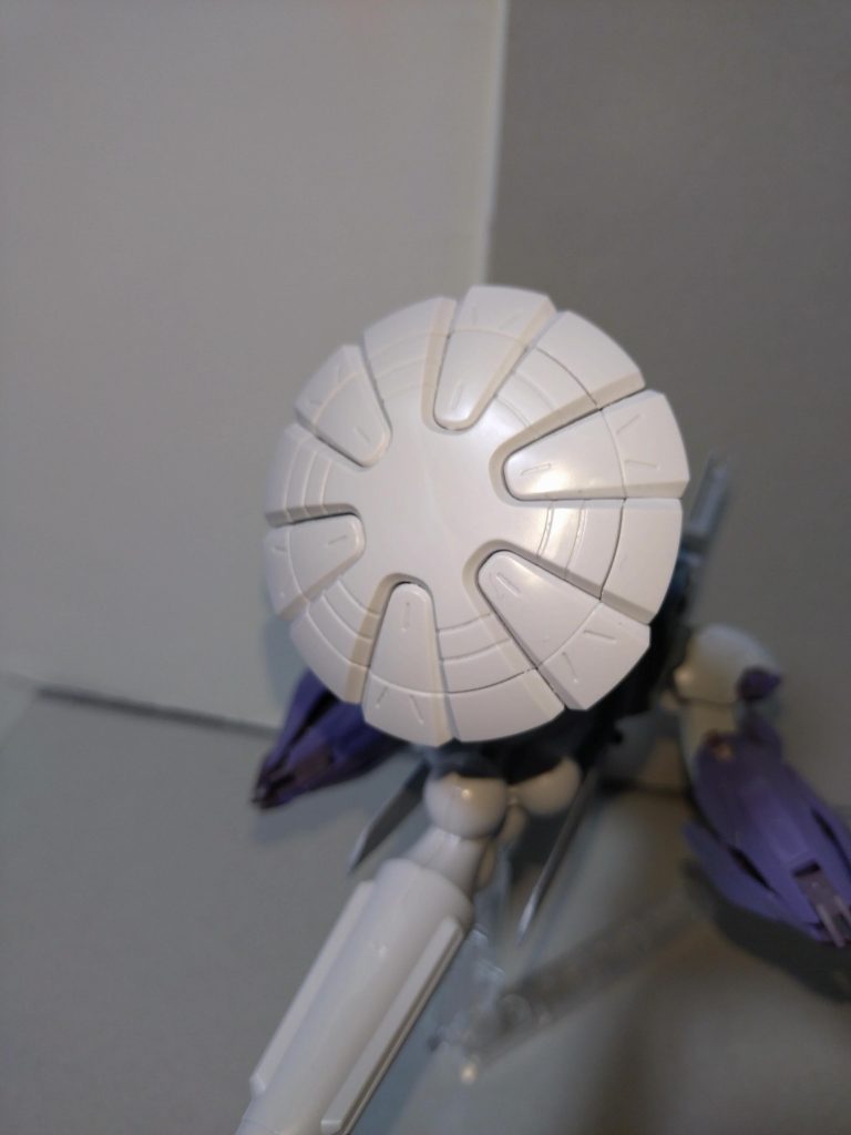 6連装ミサイルランチャー360°旋回可能な可動式アームにより本体と繋がっているほか、アームを可動させずにVLSの要領で展開することもある。花音「見たまま、ギャン(GQ)のシールドです」