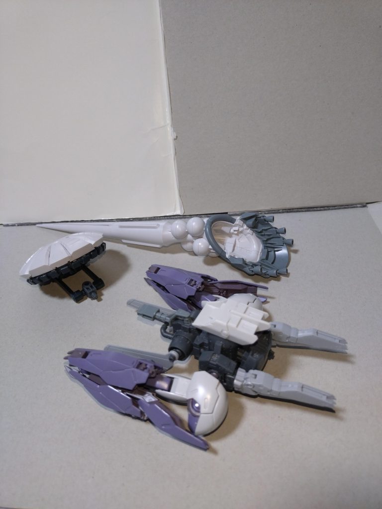 ここからは使用パーツです。機首部分とミサイルランチャーは前述通りギャン(GQ)、メガ粒子砲部分は同じく前述通りミカエリスですが、ミサイルランチャーのアーム部分と本体との接続は、ガンプラバトルアームアームズから流用しました。機体後部の黒いところは30MMオプションパーツ18、天面の白いところはガンプラバトルアームアームズのラジエーター。ランス部分との接続はハクジのグリップ部分を加工の上で流用。