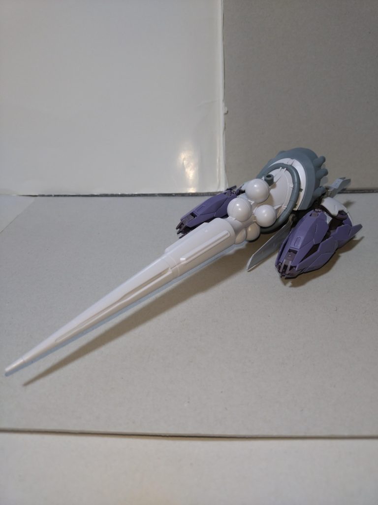 ミサイルランチャーをはずした状態。機体によっては後のFAZZが使用することになるハイパーメガランチャーを当該箇所に載せたものもあるが、花音によると、この装備を提案した際、同じハロハピのギター担当・瀬田 薫から、「そんな中二病みたいな装備をする輩は、トーマス・クルツやリョウ・ルーツのようなチンピラぐらいなものだ」と一蹴された。 〜花咲川女子学園の同窓会報より〜 