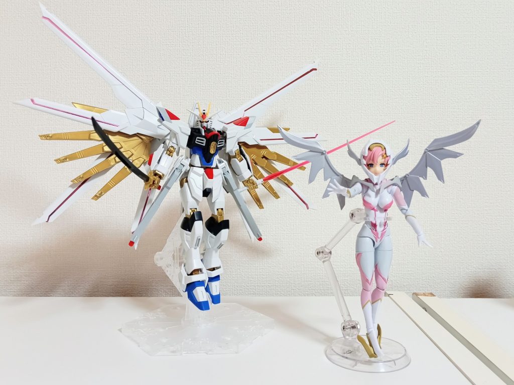 ポーズは箱絵を参考にしました。台座はアクションベース8を使用しています。