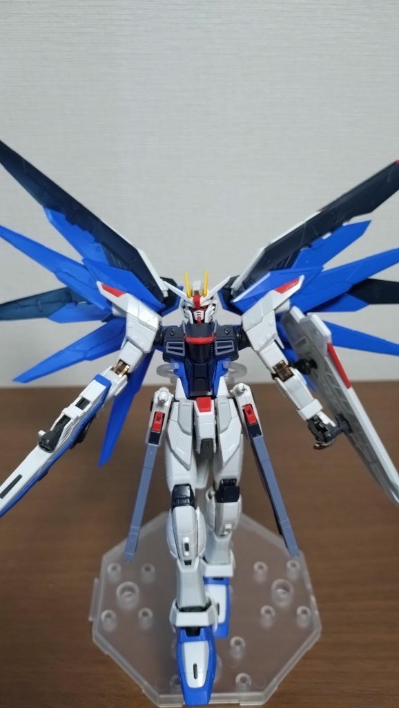 舞い降りた感じで初期SEEDキットは箱絵と違うやーん!色分け足りんやーん!と私の少年心を折るのに十分でした。その頃、RGシリーズが開始され早々にストライク、フリーダム、ジャスティスと発売されました。しかし、今では「呪い」と称される関節を持つ始末…SEEDアニメ作画に見慣れるとディテールが多い、アレンジ強いのも違和感になってしまったんですよね。