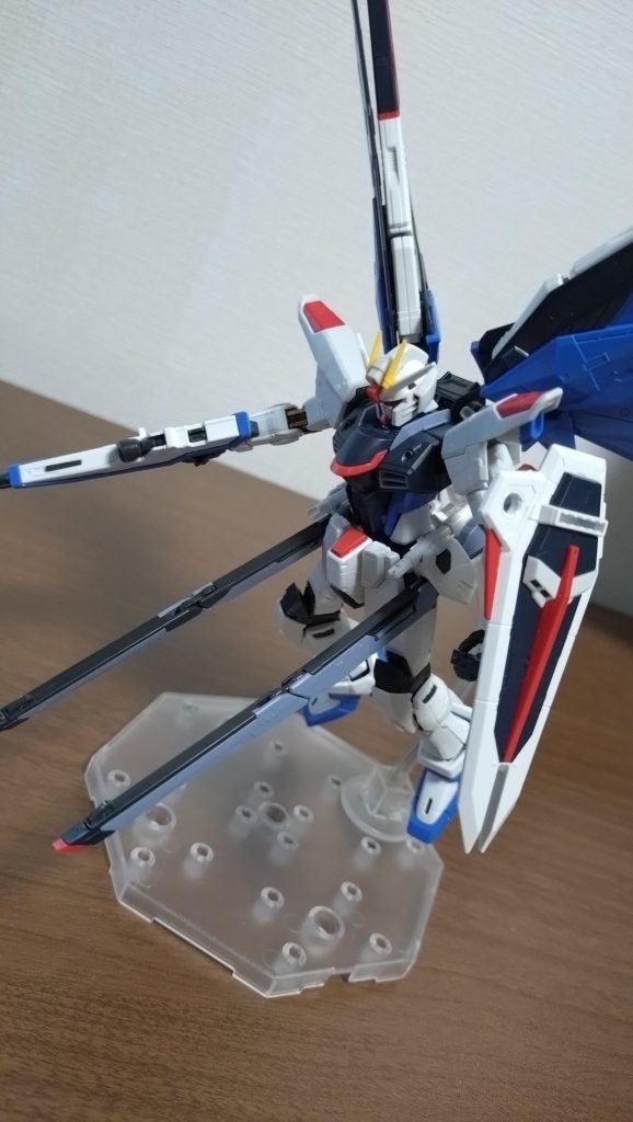レールガン斉射呪いの関節アドバンスМSジョイントが組み立て中にブチ折れる…なんてことはなかったんですが、関節可動はよくあるHGと少し違って動かすとやや違和感が装甲スライドギミックのせいで可動方向がイメージとズレるんですよね、それが関節を折りやすい原因なのかと🤔