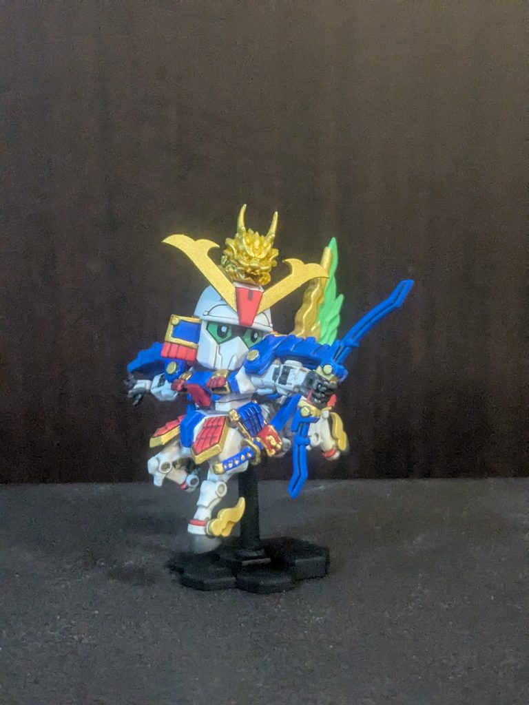 今回、色々なところで塗りやすいと紹介されていたポスカも使ってみました。白は白サフ、青はMr.HOBBYの缶スプレーコバルトブルー、赤と金はポスカを使いましたが、確かに塗りムラもなく隠蔽力も問題なかったです。ただ、組み立て途中に胸部の赤が何度か剥げてしまったので、ラッカーで塗り直しました。