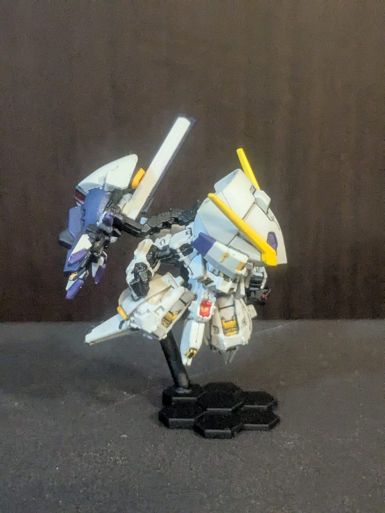 ベースは白サフ後に灰色９号。紺はティターンズブルー2、アンテナはポスカの黄色、紫もポスカ、後はファレホとラッカーで筆塗りです。