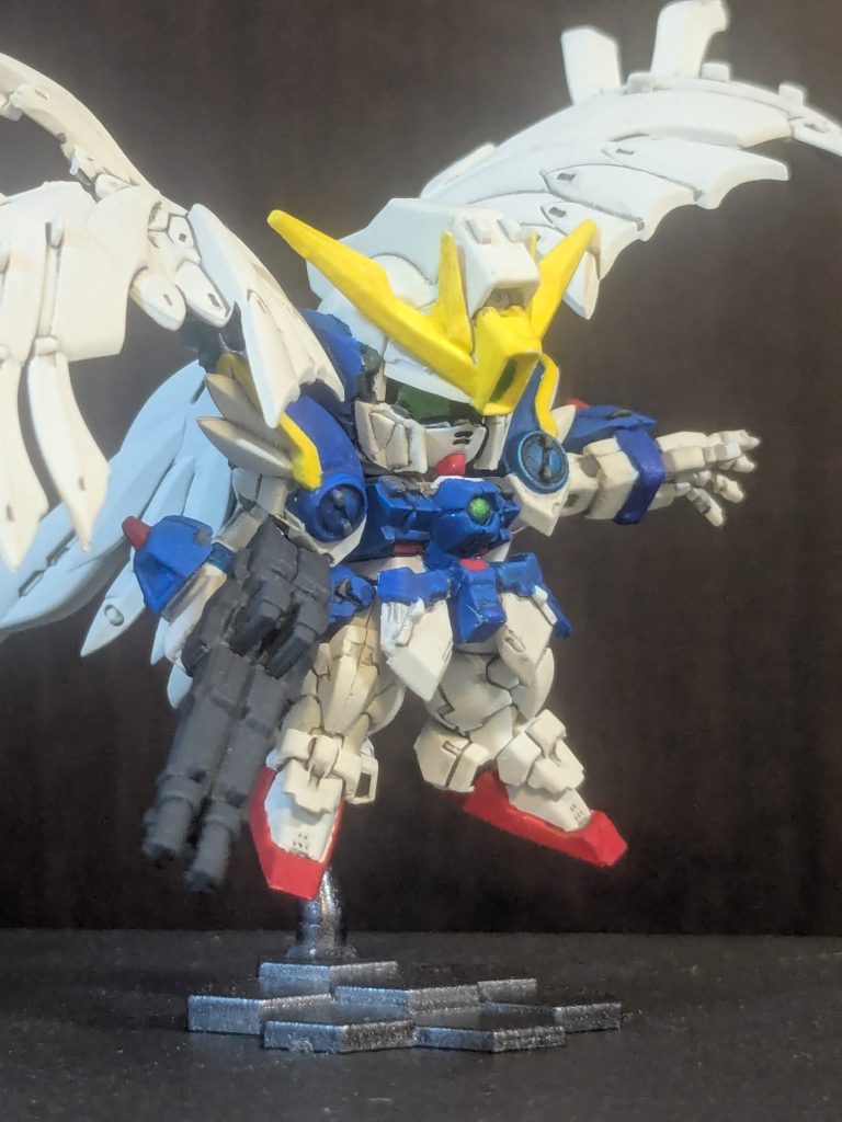 フロントスカートは切り離して位置を変えました。ピンバイスで穴を空けて家にあったワイヤーで可動できるように工作したのですが、小さすぎて結局固定になってしまいました。