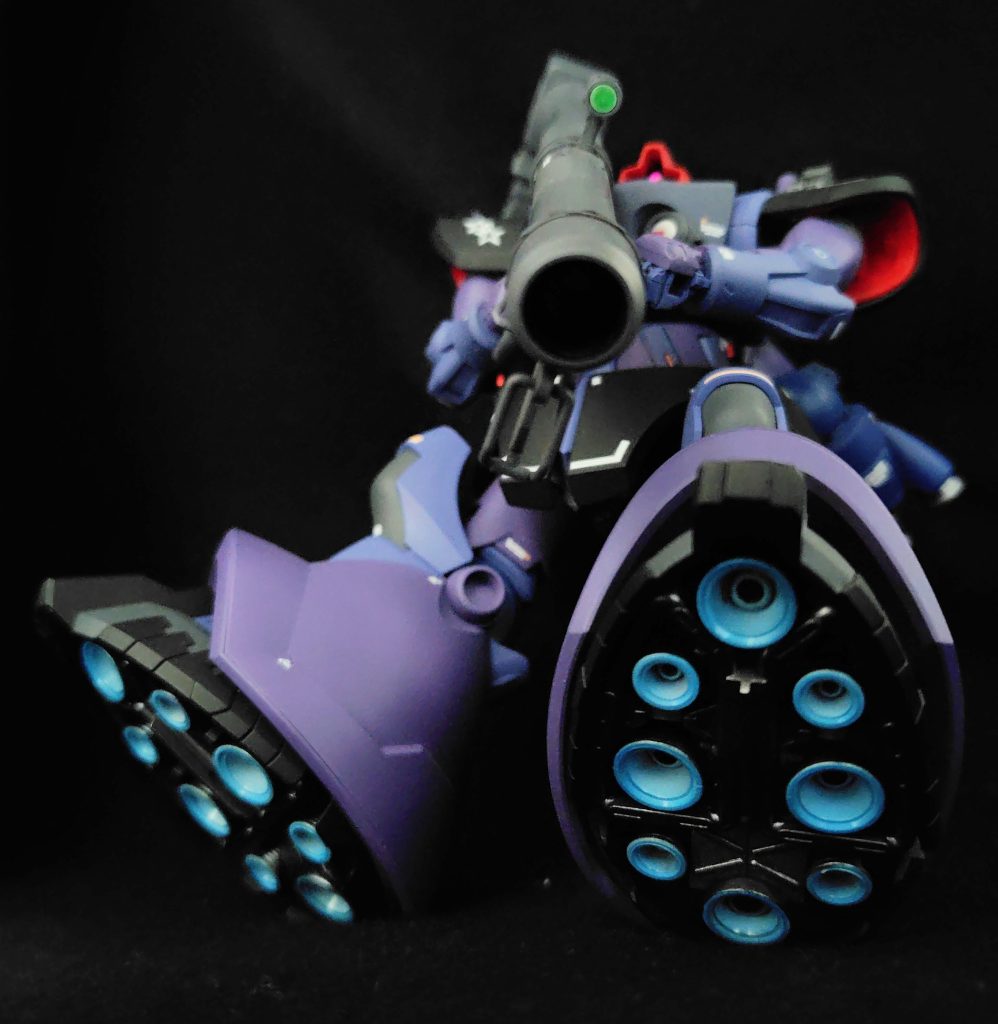 両手でジャイアント•バズを持たせるのはポジションがきついなぁ。