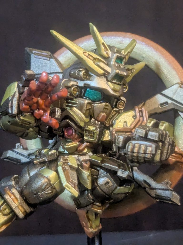 ベースは黒サフ後にゴールド缶スプレー。明るめの金はポスカ、元が赤い部分はラッカーのゴールドに蛍光レッドを適当に混ぜています。塗るのが面倒くさくなって明鏡止水にしたけど、結果良かったです。