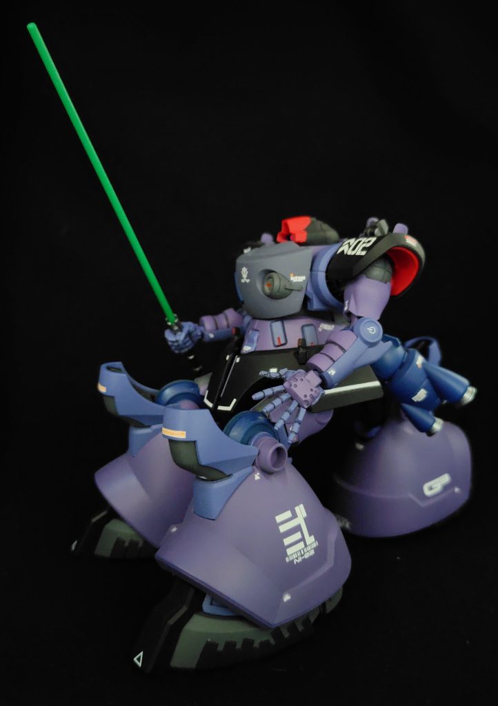 安定の3本脚、何か乗物にまたがってる様に見える。