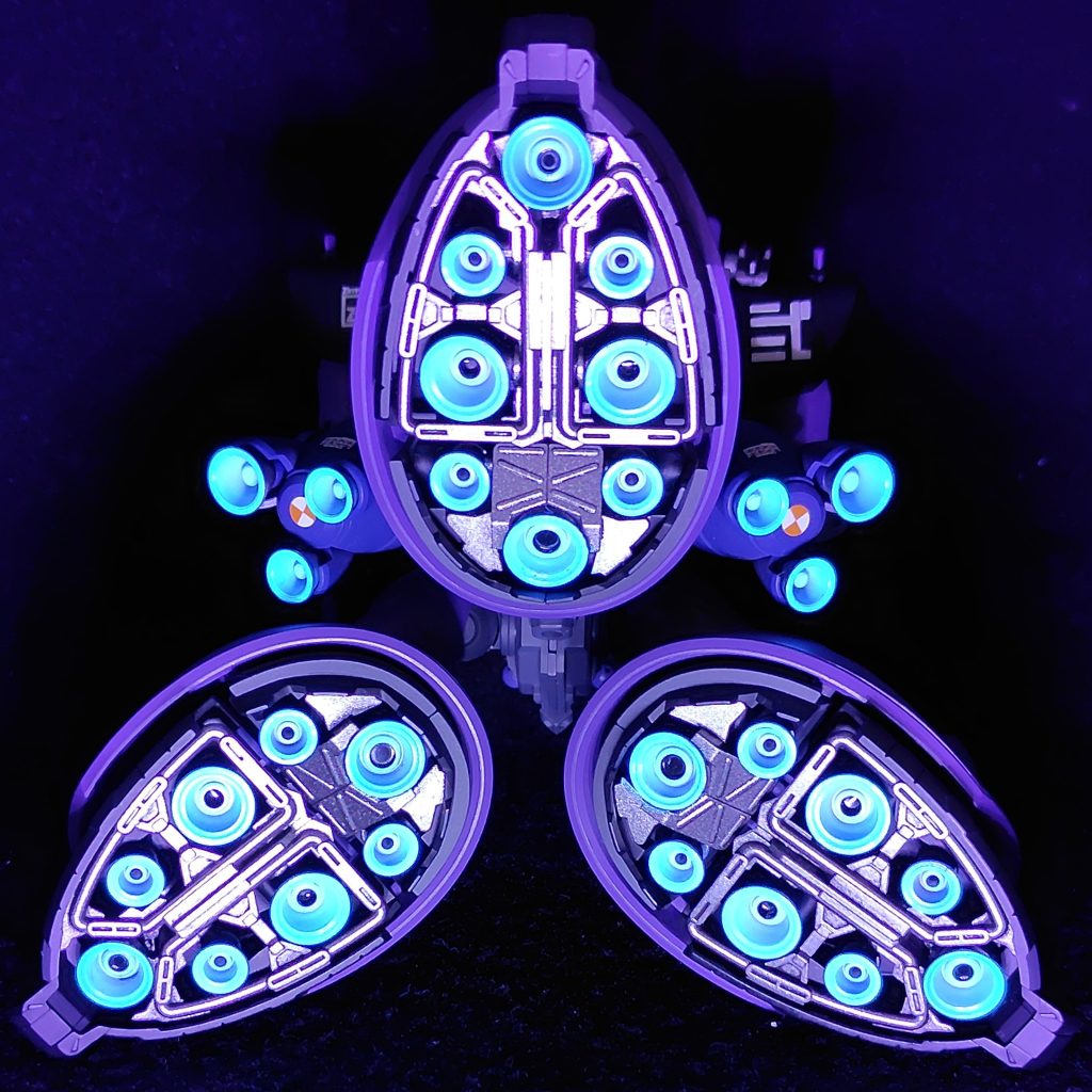 これがやりたかった。30個のバーニアをブラックライトで光らせました。凄い推進力だろうな。