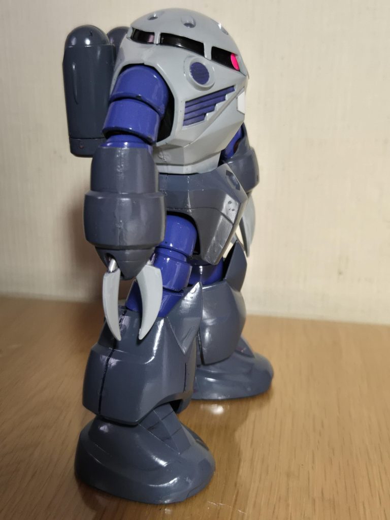 サイドビュー。モノアイは本来白っぽいですけれど、蛍光ピンクにしました。特に違和感なくて、発光しているように見えるので正解でした！