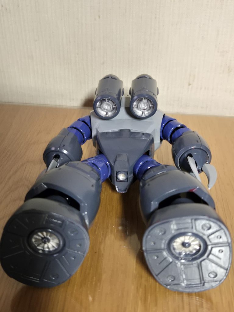 外装甲内部は黒鉄色で塗り、中が元々の赤よりも落ち着いた雰囲気になりました。そして、スラスター内部はランドセル、腰下、足部ともシルバーにしたので強調感が出ています。