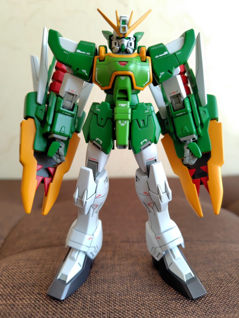 足首の位置を一度切断して位置修正。頭部アンテナはキットのままだと格好悪いので、外側アンテナは延長、整形、内側アンテナは切断しプラ板で自作。肩アーマーが外側に長過ぎるので、切断して短く修正。腰に1mmのプラ板を挟んでスタイル修正。