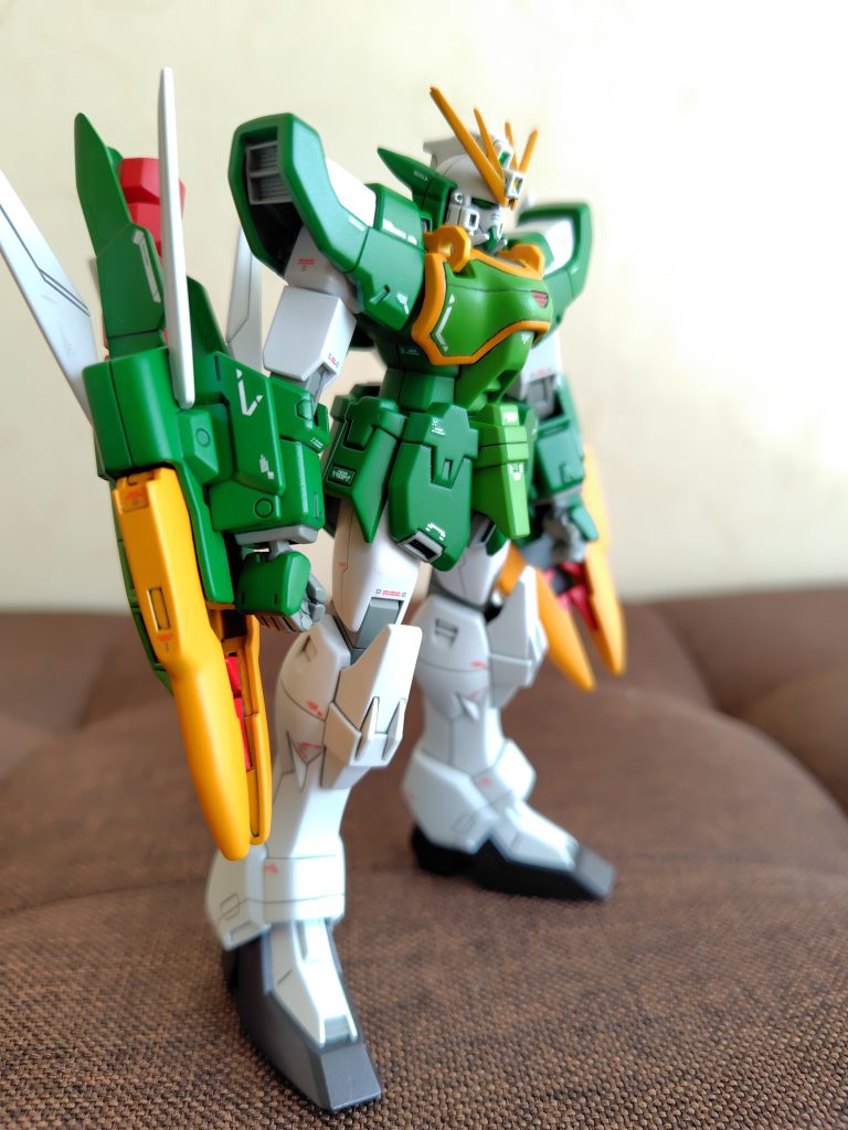 肩関節を追加。肘関節がポリキャップなので、上腕から肘関節は自作。肘は二重関節になっています。ハンドはビルドハンドに変更しましたが、手首のボールサイズが合わないので改造。