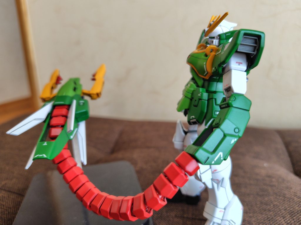蛇腹関節は基本を1個製作してレジンで複製し自由自在に曲がる様に改造。ドラゴンファング側の蛇腹接続位置を設定どうりに変更。キット発売から設定画でも接続位置が修正されていますが元々の方が好きです。