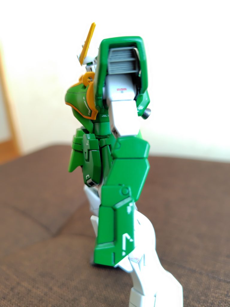 肩にノズルを追加。ドラゴンファングを出す時に腕アーマーが回転しますが、HGは回転起点が違う為に手首を外さないと回転出来ないので、設定どうりの回転起点に改造。